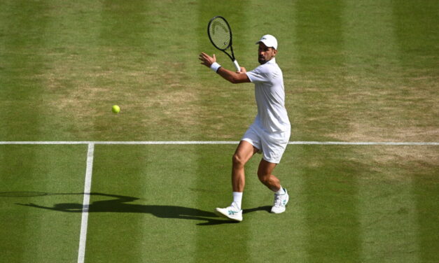 Infinito Novak Djokovic: sconfitto Auger-Aliassime al tie-break del quinto, sarà semifinale con Sinner