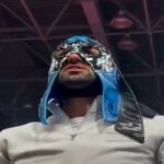 Djokovic si presenta con maschera e musica della WWE. Il curioso debutto al Fanatik Fest – VIDEO