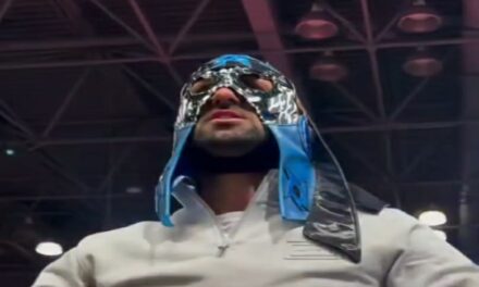 Djokovic si presenta con maschera e musica della WWE. Il curioso debutto al Fanatik Fest – VIDEO
