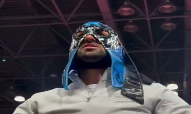 Djokovic si presenta con maschera e musica della WWE. Il curioso debutto al Fanatik Fest – VIDEO