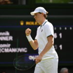 Un Sinner quasi perfetto supera tre set a zero Mochizuki e vola nei quarti a Wimbledon