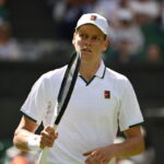 Jannik Sinner prosegue nella difesa del titolo a Wimbledon: sconfitto Borges in tre set