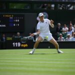Piccolo allarme per Sinner: fastidio alla spalla durante l’allenamento a Wimbledon