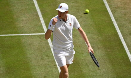 Un altro tie-break, stavolta lo vince Sinner: un set pari dopo due ore in finale a Wimbledon (VIDEO)