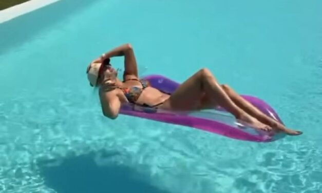 Sabalenka spegne le polemiche dopo Wimbledon: relax tra piscina e drink a Mykonos