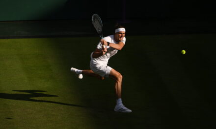 Sinner chiamato alla rimonta: Zverev vince il primo set al tie-break (VIDEO)