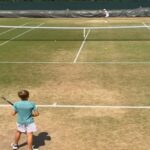 Djokovic e Zverev in versione ‘mini’: i figli dei due tennisti si allenano a Wimbledon – VIDEO