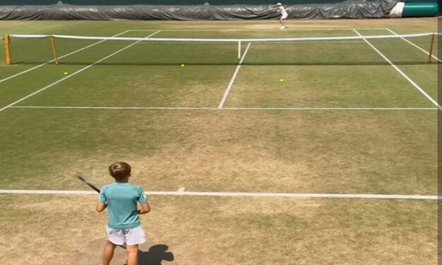 Djokovic e Zverev in versione ‘mini’: i figli dei due tennisti si allenano a Wimbledon – VIDEO