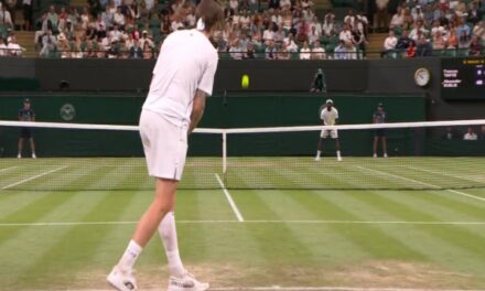 Ace di Bublik con il servizio da sotto, Tiafoe resta totalmente fermo – VIDEO