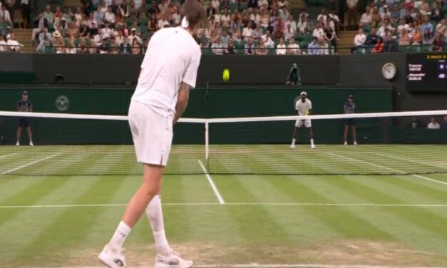 Ace di Bublik con il servizio da sotto, Tiafoe resta totalmente fermo – VIDEO