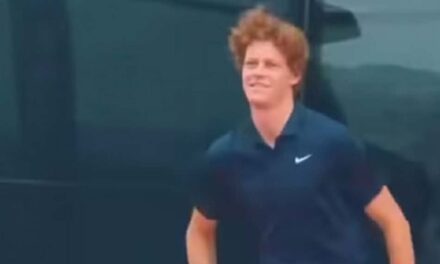 Sinner si dà al padel sulla nave Explora, spuntano le immagini – VIDEO