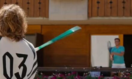 Ruud e Tsitsipas show a Gstaad: i due giocano a tennis affacciati dal proprio balcone – VIDEO