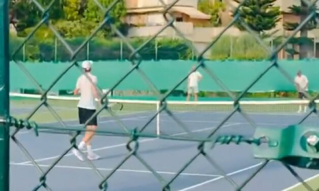 Sinner già in campo ad allenarsi: le immagini dopo il ritiro sono virali – VIDEO