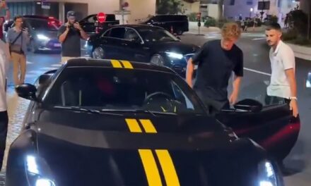 Relax per Sinner a Montecarlo: il numero uno in giro con la sua nuova Ferrari – VIDEO