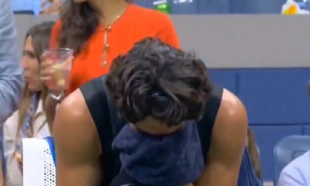 US Open, Alcaraz portato allo stremo: lo spagnolo vomita nell’asciugamano – VIDEO