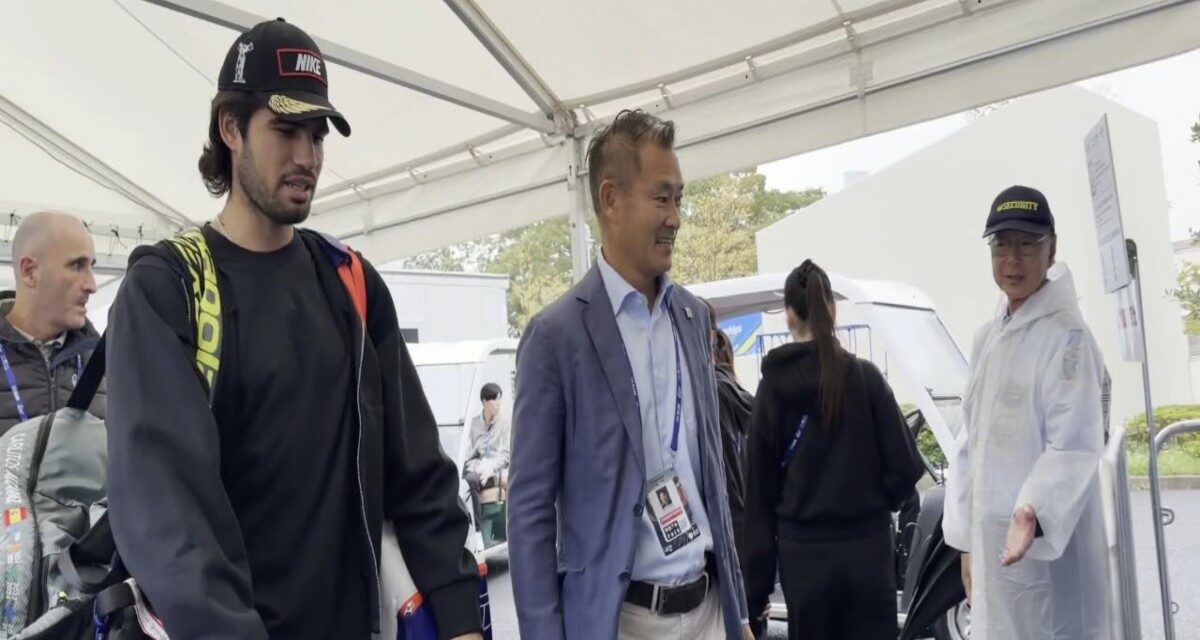 Il campione in carica Alcaraz arriva a Tokyo: tanta attesa per Carlos – VIDEO