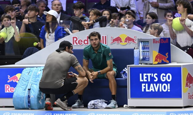 Dramma Cobolli a Vienna, scoppia in lacrime ed è costretto al ritiro: Berrettini avanza nel torneo