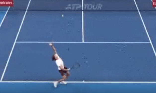 Zverev chiede di rigiocare il punto, Djokovic non ci sta: polemiche a Pechino (VIDEO)