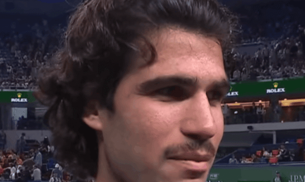 Alcaraz, nuovo look anni ’80: la scommessa con il team alla vigilia del torneo di Tokyo (VIDEO)